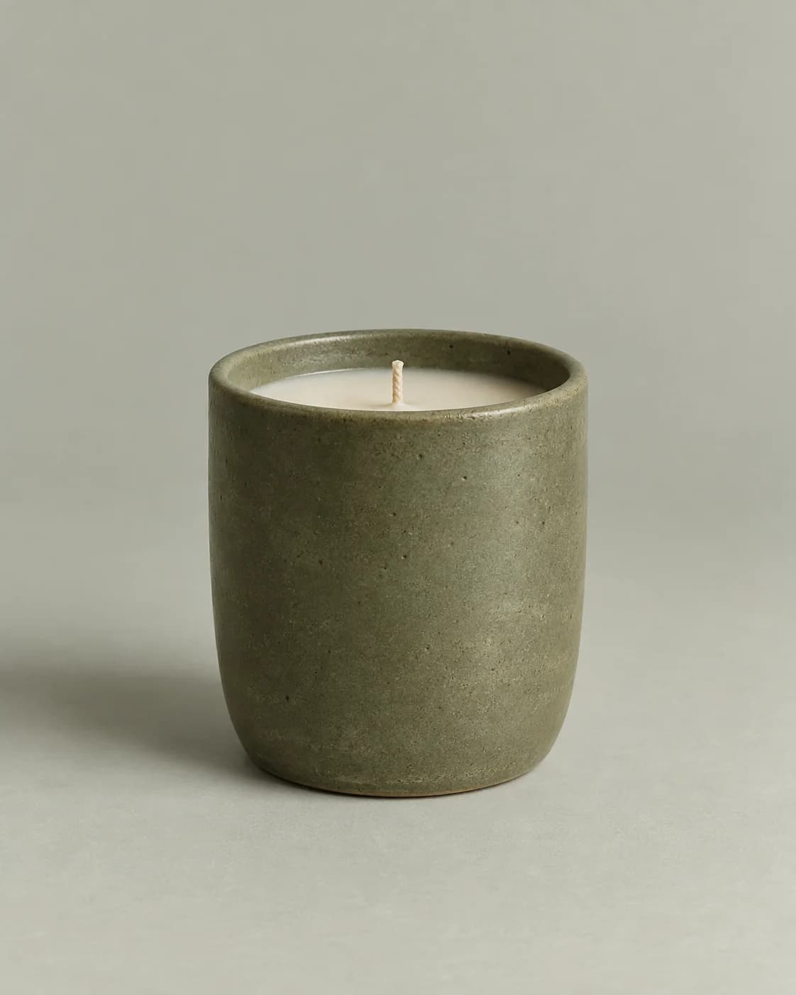 Quiet Fig, una vela ficticia en un recipiente cerámico oliva