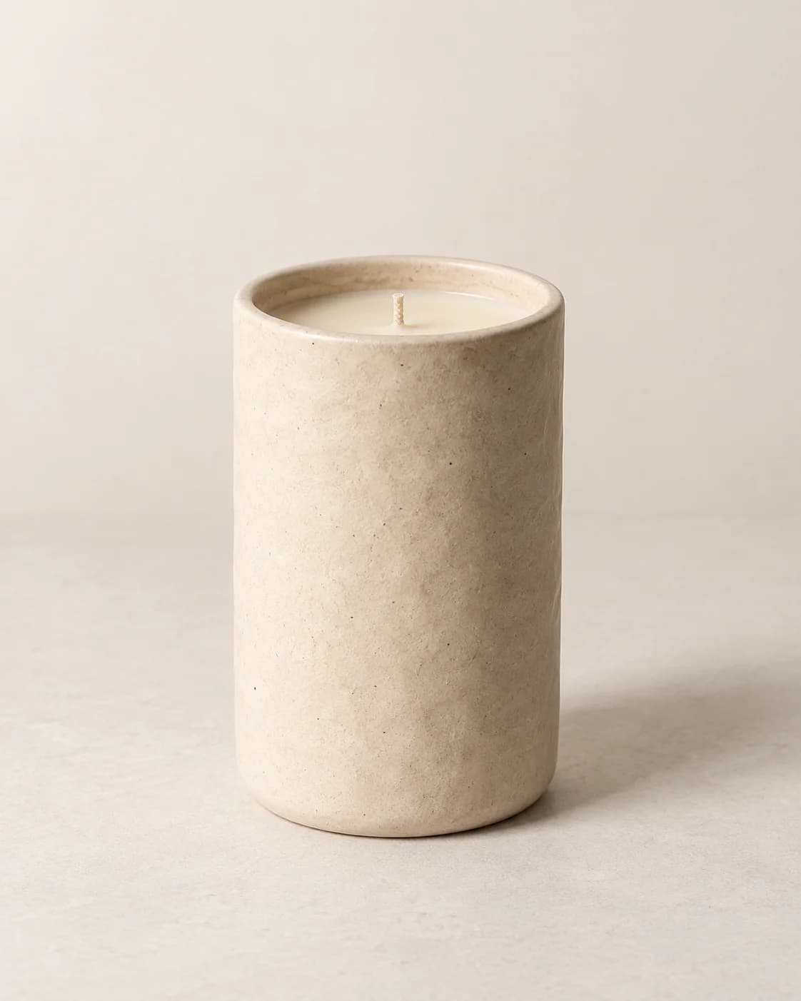 Salt Paper, una vela ficticia en un recipiente cerámico marfil
